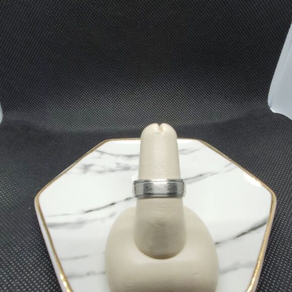 Silver Tone Ring with a Wave Pattern - Picture 2 of 6